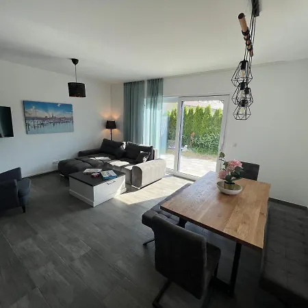 Doppelhaushaelfte Mit Terrasse 別荘 ロストック