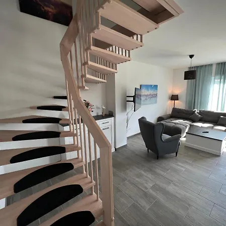 別荘 Doppelhaushaelfte Mit Terrasse