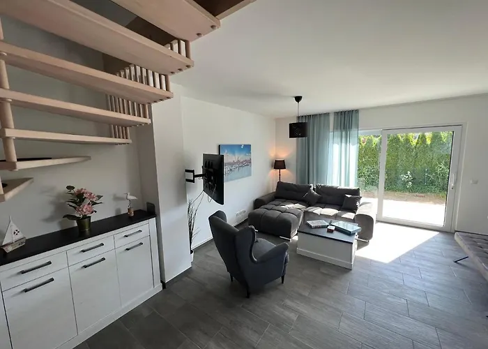 Doppelhaushaelfte Mit Terrasse Casa vacanze Rostock