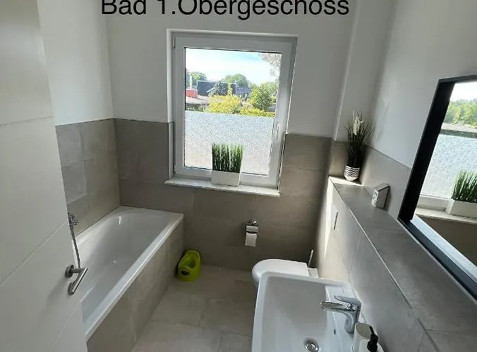 Doppelhaushaelfte Mit Terrasse Casa vacanze Rostock